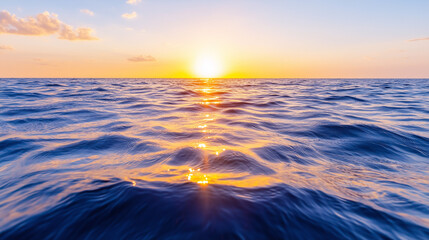 Obraz premium Golden Sunset Over Ocean Waves