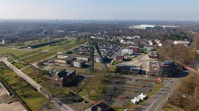 Fr&uuml;hlingswetter im Ruhrgebiet mit markanten Geb&auml;uden vergangener Zeiten im Hintergrund 