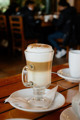 Un delicioso café capuchino servido en un ambiente acogedor 