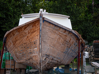 Bateau en cours de r&eacute;novation