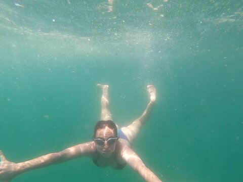 mujer nadando en aguas cristalinas brasil rio de janero parati paraty, turismo