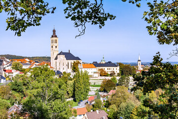 Obraz premium View towards the Church of St. James under a bright, sunny sky with a few scattered clouds. The church is diminished in the distance, creating a serene and picturesque scene.