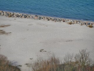 Blick von Ehrenmal auf Strand in Laboe
