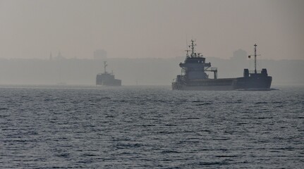 Fototapeta premium Frachtschiffe auf der Ostsee im Nebel in der Kieler Förde