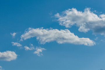 夏の青空と白い雲
