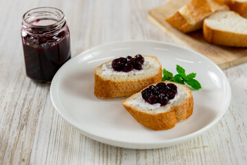 朝食のパンにマーマレードを塗る　bread and jam