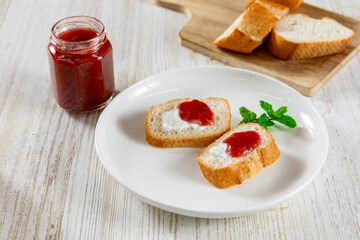 朝食のパンにマーマレードを塗る　bread and jam