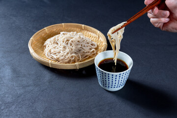 箸で持ち上げたざるそば　もり蕎麦　Zaru soba noodles picked up with chopsticks - Mori soba