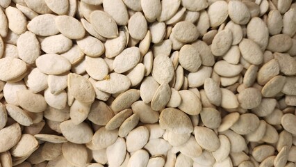 Arabic sunflower seeds refer to chickpeas, which are popular as souvenirs for Hajj and Umrah, and have a savory taste and good nutritional content.