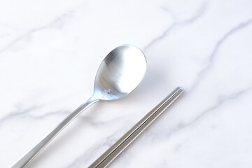 韓国スタイルの、ステンレス製の食器。スプーンの「スッカラ」と、お箸の「チョッカラ」で食事をするイメージ
