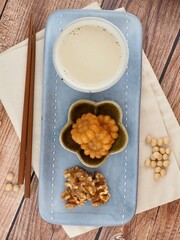 신선한 유기농 두유와 콩, 호두, 한과