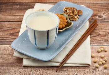 신선한 유기농 두유와 콩, 호두, 한과