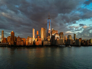 Obraz premium NYC skyline with skyscrapers aerial view. Manhattan and Brooklyn. New York City skyline with Hudson River views. Downtown NYC. New York from waterfront skyline. Panorama of of New York.