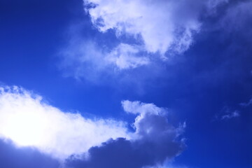 Obraz premium 太陽光で透き通るような雲と紺碧の空