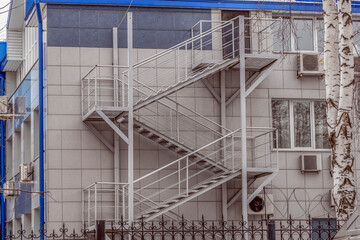 Obraz premium A fire escape on the wall of a building on a spring day
