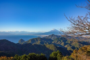 雪が積もった富士山の絶景