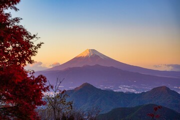雪が積もった富士山の絶景