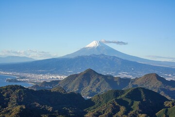 雪が積もった富士山の絶景