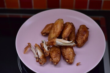 delicious crispy chicken wings arranged, Fried chicken wings in frying pan, Crispy Fried Chicken with Fish Sauce