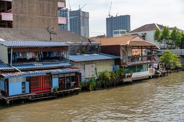 タイ　水上にある家