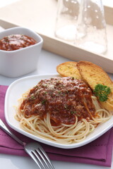spaghetti bolognesse with meatballs