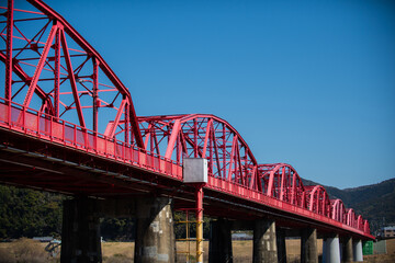 春の訪れを告げる四万十川と赤橋