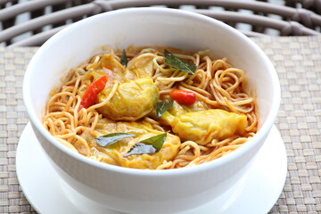 vietnam thai noodle soup with spicy wonton