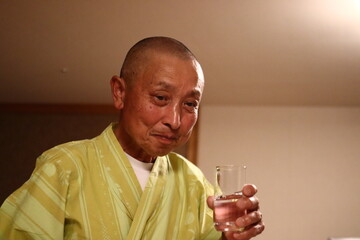 酒を飲む笑顔のおじさん、浴衣