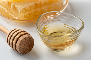 美しいはちみつと蜂の巣コームハニー