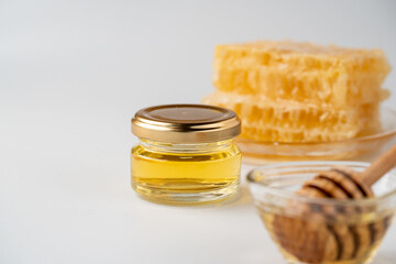 美しいはちみつと蜂の巣コームハニー