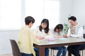 子供に勉強を教える親