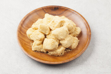  Injeolmi is a rice cake made by steaming glutinous rice, pounding it with a tteokme (rice cake mold), cutting it into squares, and coating it with dried seaweed.