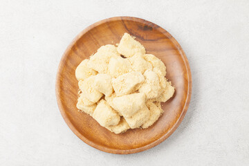  Injeolmi is a rice cake made by steaming glutinous rice, pounding it with a tteokme (rice cake mold), cutting it into squares, and coating it with dried seaweed.
