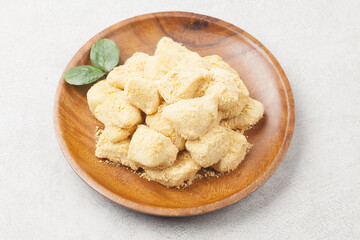  Injeolmi is a rice cake made by steaming glutinous rice, pounding it with a tteokme (rice cake mold), cutting it into squares, and coating it with dried seaweed.