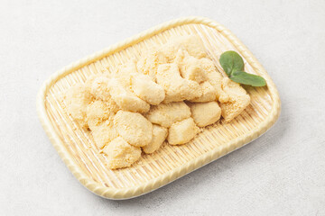  Injeolmi is a rice cake made by steaming glutinous rice, pounding it with a tteokme (rice cake mold), cutting it into squares, and coating it with dried seaweed.