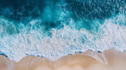 Obraz premium Aerial perspective of a sandy shoreline with foamy waves, capturing the essence of a summer getaway