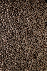 Lenticchie secche su sfondo nero, un'idea di nutrizione naturale.
