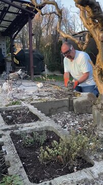 Mann mit Flex im Garten