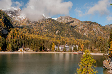 Pragser Wildsee (italienisch Lago di Braies) ist ein Bergsee im Pragser Tal in der Südtiroler Gemeinde Prags. Er liegt wenige Kilometer südlich des Hochpustertals zwischen Bruneck und Toblach 
