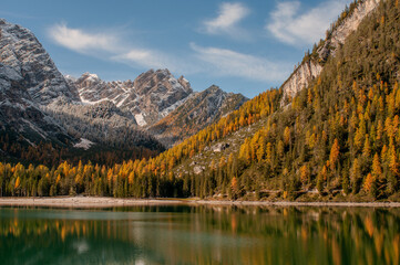 Pragser Wildsee (italienisch Lago di Braies) ist ein Bergsee im Pragser Tal in der Südtiroler Gemeinde Prags. Er liegt wenige Kilometer südlich des Hochpustertals zwischen Bruneck und Toblach 
