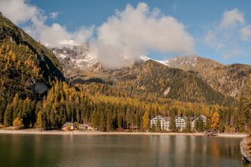 Pragser Wildsee (italienisch Lago di Braies) ist ein Bergsee im Pragser Tal in der Südtiroler Gemeinde Prags. Er liegt wenige Kilometer südlich des Hochpustertals zwischen Bruneck und Toblach 
