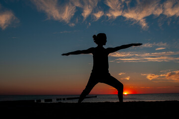 Yoga am Strand. Der Krieger II ist die zweite der drei klassischen Virabhadrasana-Übungen. 