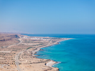 Omanische Küste in Karger Landschaft und blauem Meer