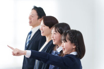 制服を着た子供と家族（入学式・卒業式）