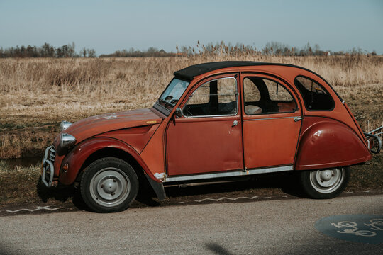 Une vieille voiture 2cv dans une campagne au Pays-Bas