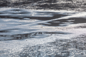 Schmelzendes Eis, Eisfläche im Gegenlicht, Deutschland