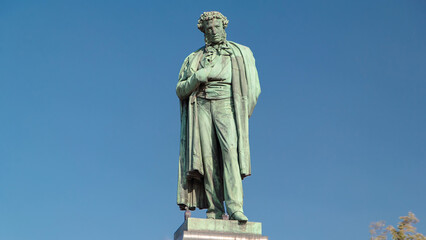 Obraz premium Monument to russian poet Alexander Pushkin on Pushkin Square timelapse hyperlapse, Moscow, Russia