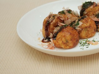 たこ焼きにソースと青海苔と鰹節をトッピングしてある