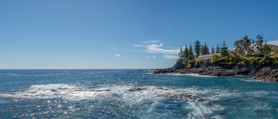 Panoramablick auf die Bucht von Caloura, Água de Pau (São Miguel, Azoren). Blaues Meer...