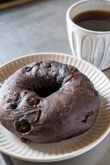 おいしいチョコレートベーグルのアップ